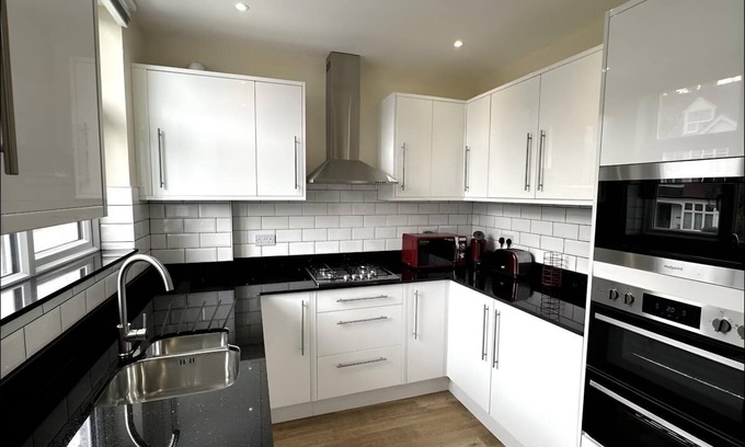 London Borough of Croydon Apartment | Stunning Mayfield Apartment