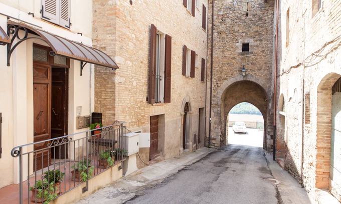 Compignano House | Stunning medieval vllage townhouse close to Perugia
