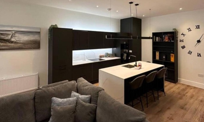 Westcliff-on-Sea Apartment | Stunning & Modern 2BR w/WiFi & Netflix - City Centre Nr Cliffs Pavillion