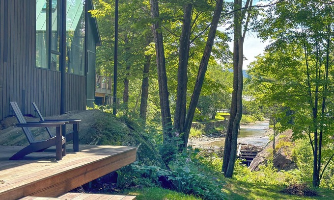 Warren House | Stunning Modern Retreat Overlooking The Mad River