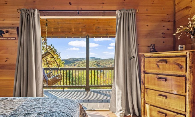 Mineral Bluff Cabin | STUNNING mountain views facing sunset, hot tub, 3 king bedrooms + attached baths