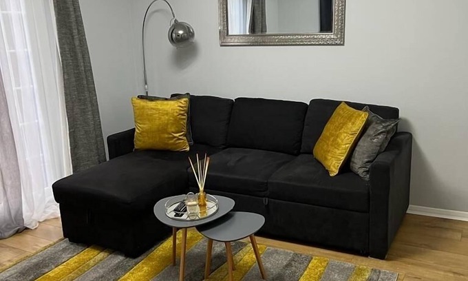 Custom House Apartment | Stunning Newly Decorated Flat with Own Entrance and Garden