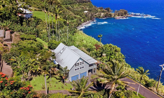Laupahoehoe House | Stunning Ocean-front Retreat Overlooking Laupahoehoe Point