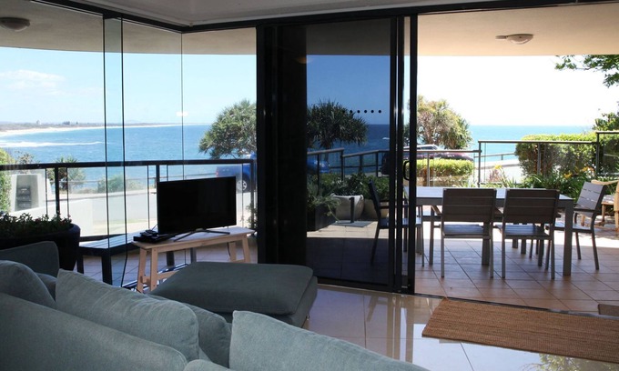 Moffat Beach Apartment | Stunning Oceanfront Apartment