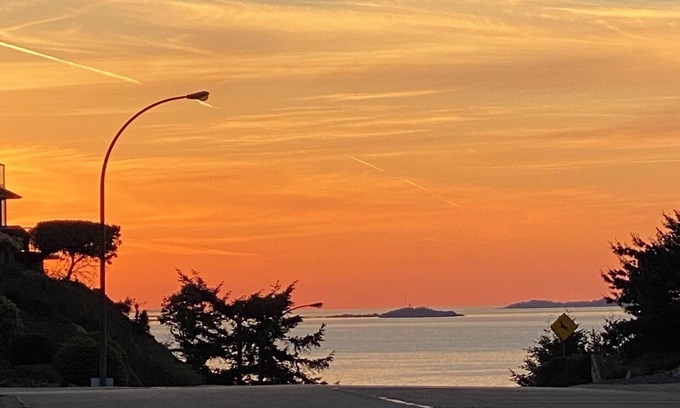 Regional District of Nanaimo House | Stunning oceanic views right outside, 4-minutes to WaterfrontPark, Cozy Comfort!