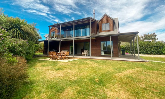 Lake Hawea House | Stunning panoramic Lake Views 5 Bedrooms - 15m to Wanaka
