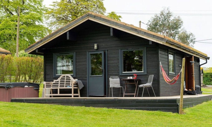 Brazzacott House | Stunning private villa for 4 guests with WIFI, hot tub, TV, terrace, pets allowed and panoramic .