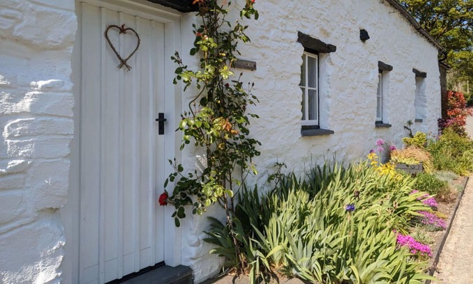 Mawddwy Villa | Stunning private villa for 6 guests with WIFI, TV, patio, panoramic view and parking