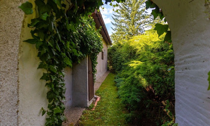 Dobren House | Stunning private villa for 6 guests with TV, patio and pets allowed