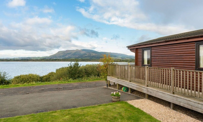 Kinross House | Stunning private villa for 4 guests with WIFI, TV, balcony and pets allowed