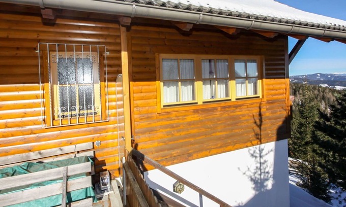 Albeck House | Stunning private villa for 6 guests with TV, balcony and parking