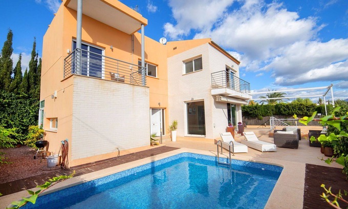 La Colina House | Stunning private villa for 6 people with A/C, private pool, WIFI, TV, patio and pets allowed