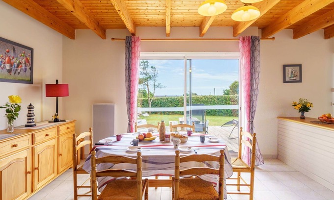 Primelin House | Stunning private villa for 6 people with TV, terrace, pets allowed and parking