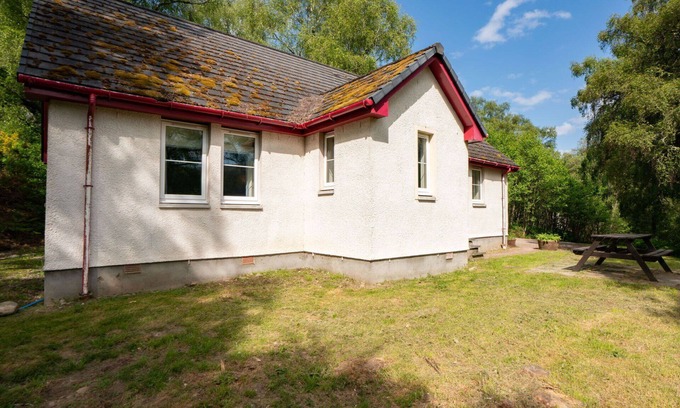 Bearnock House | Stunning private villa for 4 guests with TV, patio, pets allowed, panoramic view and parking