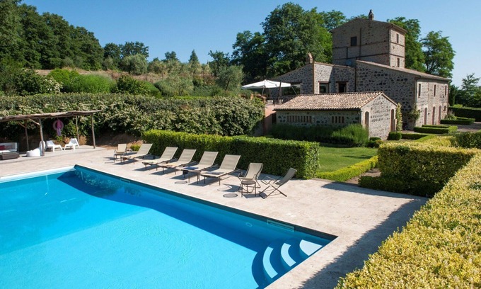 Porano Villa | Stunning private villa for 10 people with WIFI, private pool, A/C, TV and patio