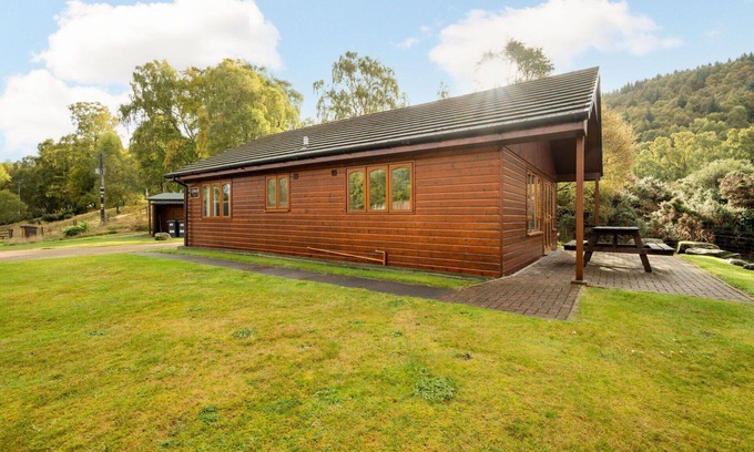 Glen Urquhart House | Stunning private villa for 4 guests with WIFI, TV, pets allowed and parking