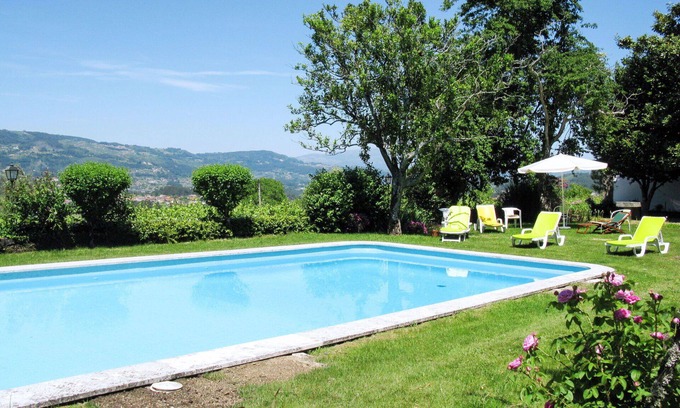 Gondufe Villa | Stunning private villa for 10 guests with WIFI, pool, TV and terrace