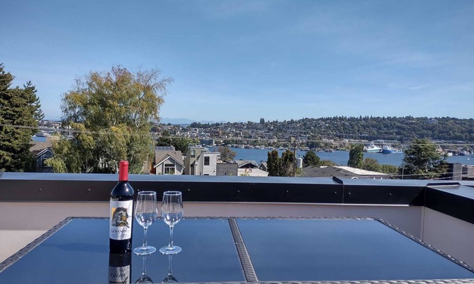 East Queen Anne House | Stunning Queen Anne 4B3B w/Lake Views & Rooftop