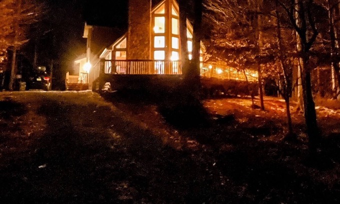 Gouldsboro Ski Chalet | Stunning ski chalet in Big Bass Lake - Poconos