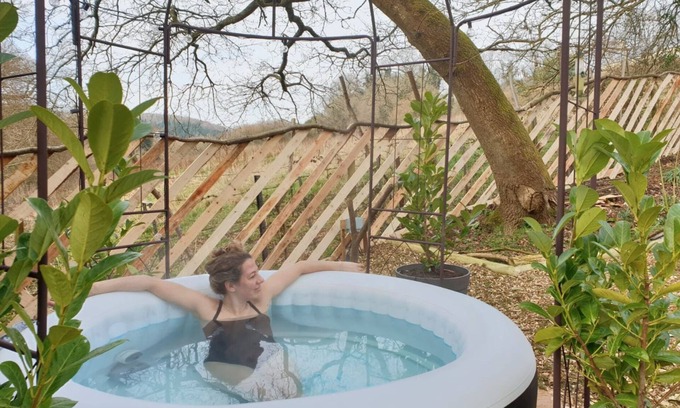 Inchbrook Apartment | Stunning Studio Apartment. Sauna & PRIVATE Hot Tub in the Heart of the Cotswolds