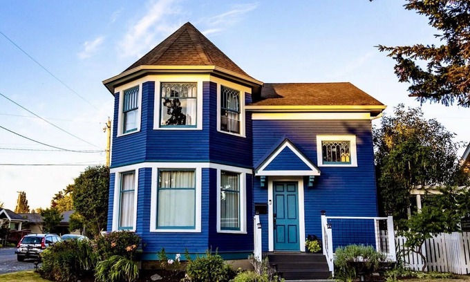Columbia House | Stunning Victorian 4BR w/Hot Tub 5 Min to Downtown