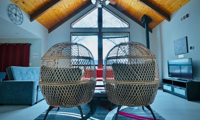 Midpines House | Stunning Views at Gold Rush Ranch, 30 Minutes to Yosemite, Pickleball!