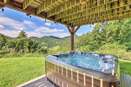 Burnsville House | Stunning Views Mountaintop Cabin in Burnsville!