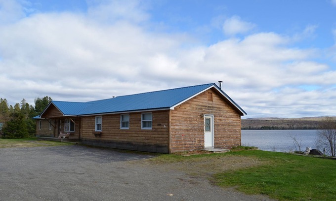 Pittsburg House | STUNNING VIEWS OF LAKE FRANCIS