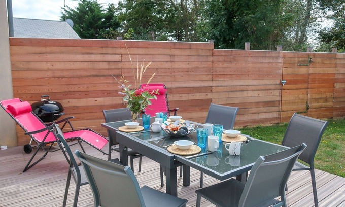Denneville House | Stunning villa for 6 guests with WIFI, TV, terrace and pets allowed