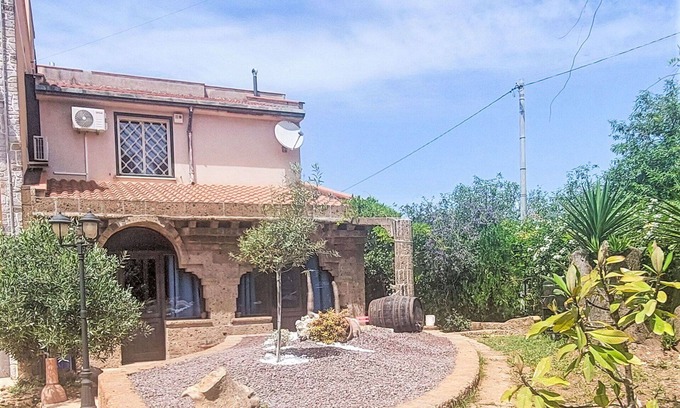 Misilmeri House | Stunning villa for 10 people with WIFI, A/C, private pool, TV, terrace and pets allowed