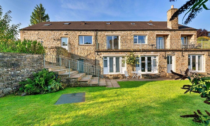 Hawes House | Stunning villa for 16 guests with WIFI, terrace and pets allowed