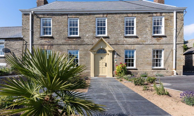St Issey House | Stunning villa for 19 guests with WIFI, hot tub, TV, terrace and pets allowed