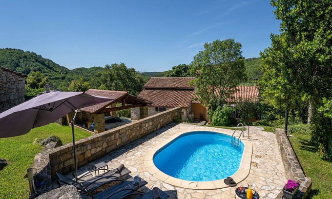 Grabri House | Stunning villa for 7 guests with private pool, WIFI, hot tub, A/C, TV and pets allowed