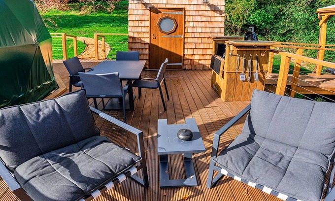 Chiddingstone Hoath House | Stunning villa for 4 guests with hot tub, WIFI and terrace
