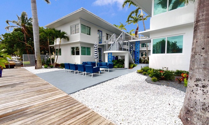 Hendricks and Venice Isles Condo | Stunning Waterview Condo Steps from Fort Lauderdale Beach & Las Olas Blvd