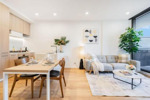 Heidelberg Heights Apartment | Stylish 1BR Apt in Ivanhoe with Free Parking