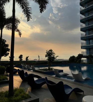 Tambo Apartment | Stylish 1BR Near Airport Facing the Bay - 7b