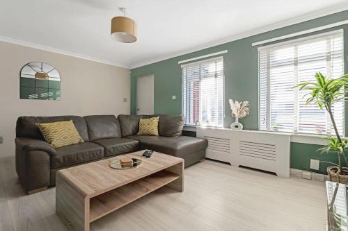 East End Apartment | Stylish 2-Bed House Private Driveway