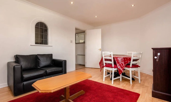 Bonnington Apartment | Stylish 2 Bedroom Apartment Near the City Centre