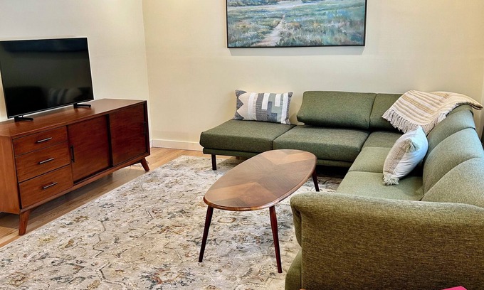 Bernardston House | Stylish 2-bedroom townhome with WiFi, AC near private schools.