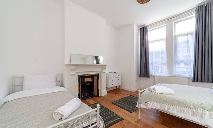 Mapesbury Apartment | Stylish 2 Bedroom, Zone2, Sleeps 7, Free Parking