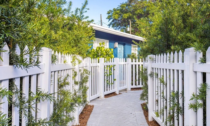 Sailboat Bend Apartment | Stylish 2 BR Condo - Free Parking on Premises