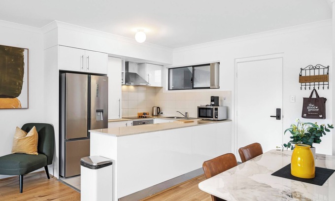 Beckenham Apartment | Stylish 2BR With Wi-fi 100 Mbps TV big 75 Inch