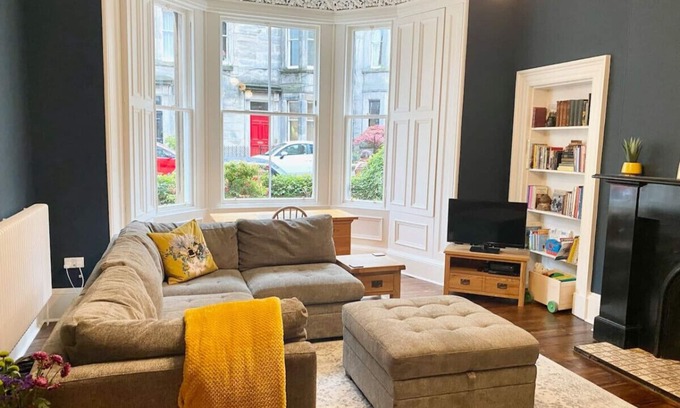 Marchmont Apartment | Stylish 3 bed 2 bath Meadows main door garden apt