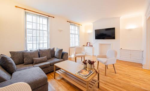 Town Apartment | Stylish 3-Bed Apartment in Prime Fulham Location