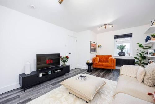Newham House | Stylish 3-Bed East London Home Contractors Parking Sleeps 5 Near ExCeL London