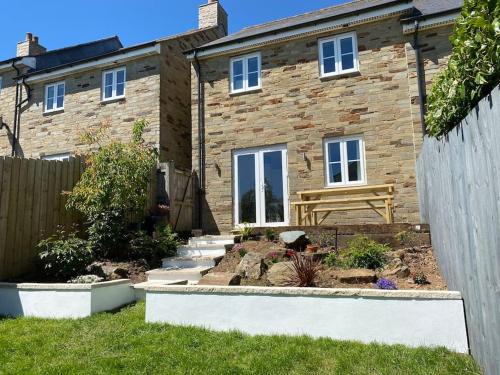 Liskeard House | Stylish 3 bed home with allocated parking for 2