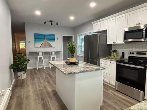 Elmhurst House | Stylish 3 bedroom near Downtown Providence & Providence College