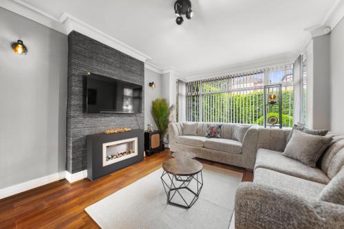 Chapel Allerton House | Stylish 3-BR Home-Driveway, Sky-TV-Free WiFi