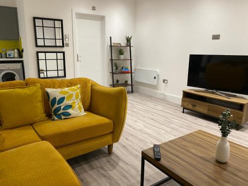 Cwmbrwla Apartment | Stylish 3Beds NYStyle Apt - Parking Self Check-in